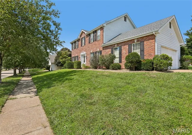Photo 2 of Single family home for sale at 239 Lansbrooke Dr, Chesterfield, MO 63005 | MLS# MIS26066129 | Listing updated on 2026-10-19