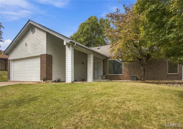 Photo 1 of Sale Pending at 12215 Foxpoint Dr, Maryland Heights, MO 63043 | MLS# MIS26066130 | Listing updated on 2026-10-18
