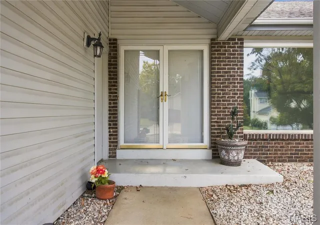 Photo 3 of Single family home for sale at 12215 Foxpoint Dr, Maryland Heights, MO 63043 | MLS# MIS26066130 | Listing updated on 2026-10-18