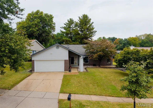 Photo 2 of Sale Pending at 12215 Foxpoint Dr, Maryland Heights, MO 63043 | MLS# MIS26066130 | Listing updated on 2026-10-18
