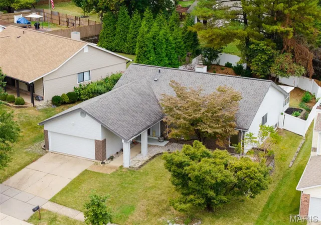 Photo 3 of Sale Pending at 12215 Foxpoint Dr, Maryland Heights, MO 63043 | MLS# MIS26066130 | Listing updated on 2026-10-18