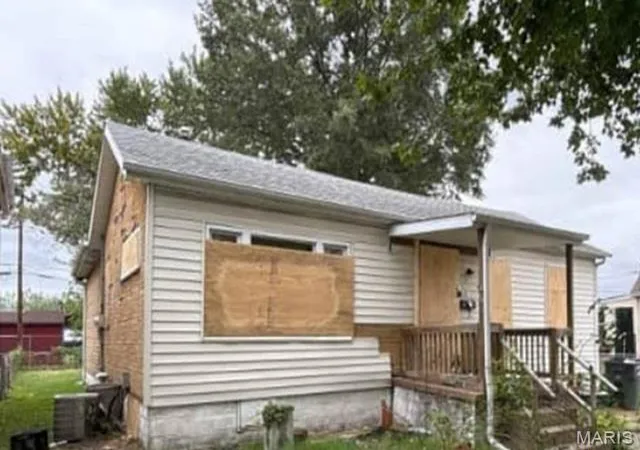 Photo 2 of Single family home for sale at 901 Alton Ave, Madison, IL 62060 | MLS# MIS26066151 | Listing updated on 2026-10-14