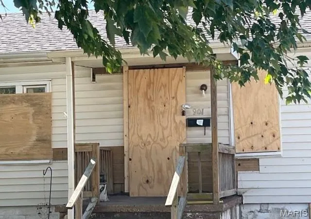 Photo 3 of Single family home for sale at 901 Alton Ave, Madison, IL 62060 | MLS# MIS26066151 | Listing updated on 2026-10-14
