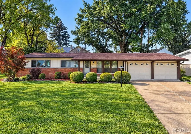 Photo 1 of Single family home for sale at 1200 Coronation Dr, Saint Louis, MO 63125 | MLS# MIS26066152 | Listing updated on 2026-10-18