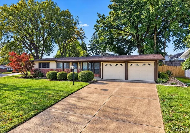 Photo 2 of Single family home for sale at 1200 Coronation Dr, Saint Louis, MO 63125 | MLS# MIS26066152 | Listing updated on 2026-10-18