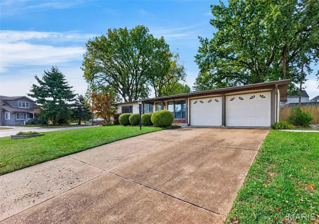 Photo 4 of Single family home for sale at 1200 Coronation Dr, Saint Louis, MO 63125 | MLS# MIS26066152 | Listing updated on 2026-10-18
