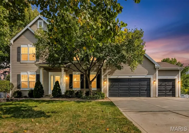 Photo 1 of Sale Pending at 106 Crimson Oaks Ct, Lake Saint Louis, MO 63367 | MLS# MIS26066154 | Listing updated on 2026-10-19