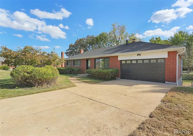Photo 1 of Single family home for sale at 11820 Parklind Dr, Saint Louis, MO 63127 | MLS# MIS26066156 | Listing updated on 2026-10-16