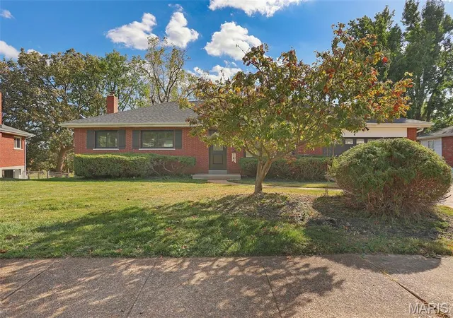 Photo 2 of Single family home for sale at 11820 Parklind Dr, Saint Louis, MO 63127 | MLS# MIS26066156 | Listing updated on 2026-10-16
