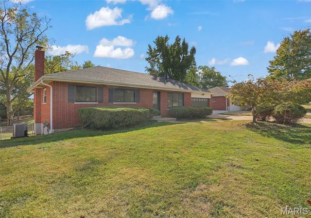 Photo 3 of Single family home for sale at 11820 Parklind Dr, Saint Louis, MO 63127 | MLS# MIS26066156 | Listing updated on 2026-10-16