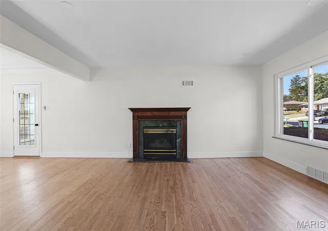 Photo 4 of Single family home for sale at 11820 Parklind Dr, Saint Louis, MO 63127 | MLS# MIS26066156 | Listing updated on 2026-10-16