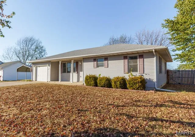 Photo 2 of Single family home for sale at 1123 Howard Dr, Lebanon, MO 65536 | MLS# MIS26066168 | Listing updated on 2026-10-27