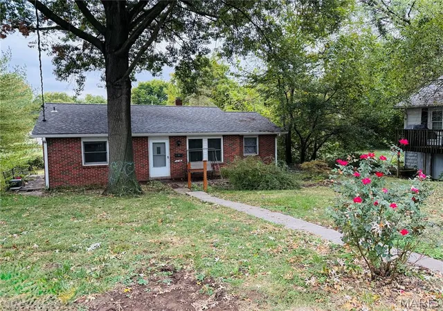 Photo 1 of Single family home for sale at 2306 Valleyview Dr, Alton, IL 62002 | MLS# MIS26066176 | Listing updated on 2026-10-19