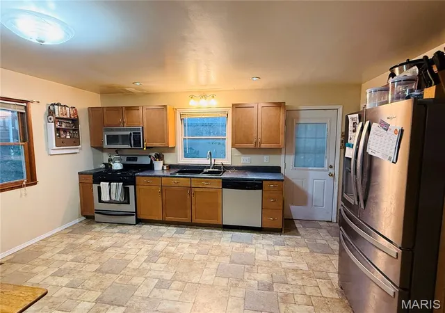 Photo 3 of Single family home for sale at 2306 Valleyview Dr, Alton, IL 62002 | MLS# MIS26066176 | Listing updated on 2026-10-19