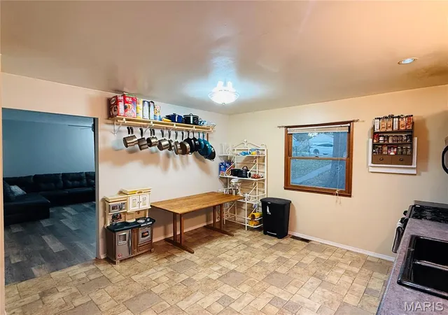 Photo 4 of Single family home for sale at 2306 Valleyview Dr, Alton, IL 62002 | MLS# MIS26066176 | Listing updated on 2026-10-19