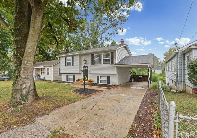 Photo 3 of Single family home for sale at 2318 Birch St, Alton, IL 62002 | MLS# MIS26066182 | Listing updated on 2026-10-19