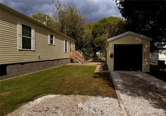 Photo 3 of Manufactured home for sale at 909 Veterans St, Red Bud, IL 62278 | MLS# MIS26066202 | Listing updated on 2026-10-22