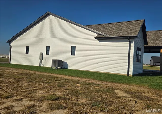 Photo 4 of Single family home for sale at 16617 Pembrooke Ct, Carlyle, IL 62231 | MLS# MIS26066208 | Listing updated on 2026-10-26