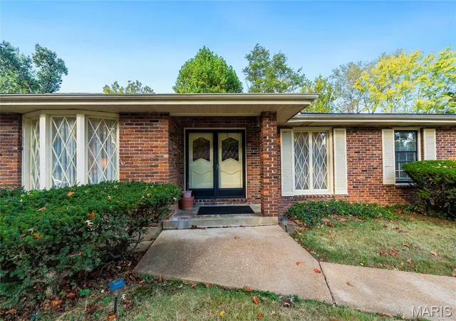 Photo 1 of Single family home for sale at 1071 Port Diane Dr, Saint Louis, MO 63146 | MLS# MIS26066209 | Listing updated on 2026-10-20