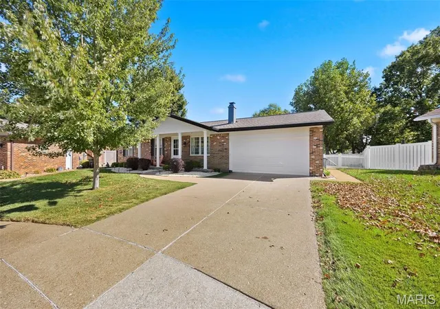 Photo 3 of Single family home for sale at 5858 Hunterbrook Ct, Saint Louis, MO 63129 | MLS# MIS26066221 | Listing updated on 2026-10-22