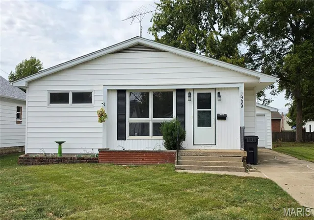 Photo 1 of Single family home for sale at 909 N Franklin St, Litchfield, IL 62056 | MLS# MIS26066222 | Listing updated on 2026-10-23