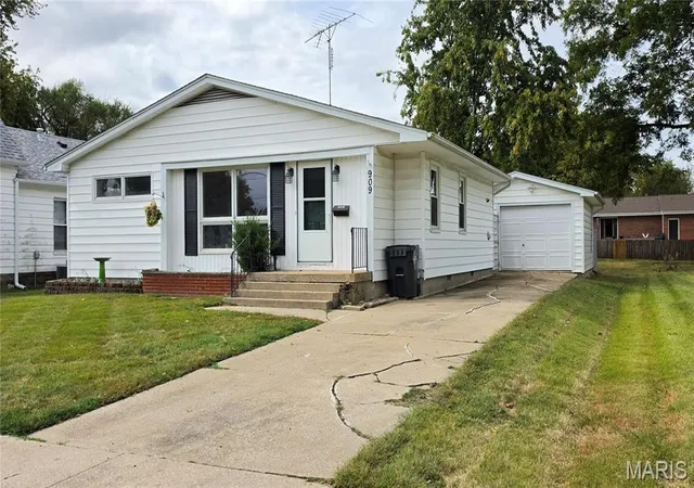 Photo 2 of Single family home for sale at 909 N Franklin St, Litchfield, IL 62056 | MLS# MIS26066222 | Listing updated on 2026-10-23