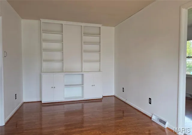 Photo 3 of Single family home for sale at 909 N Franklin St, Litchfield, IL 62056 | MLS# MIS26066222 | Listing updated on 2026-10-23