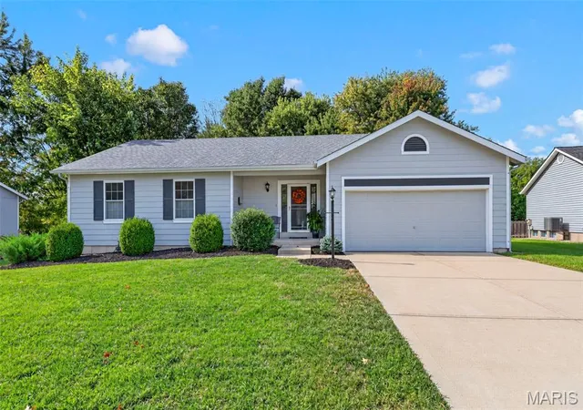 Photo 2 of Single family home for sale at 120 Oak Valley Dr, Saint Peters, MO 63376 | MLS# MIS26066229 | Listing updated on 2026-10-19