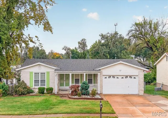 Photo 2 of Single family home for sale at 2130 Bienville Dr, Florissant, MO 63031 | MLS# MIS26066241 | Listing updated on 2026-10-26
