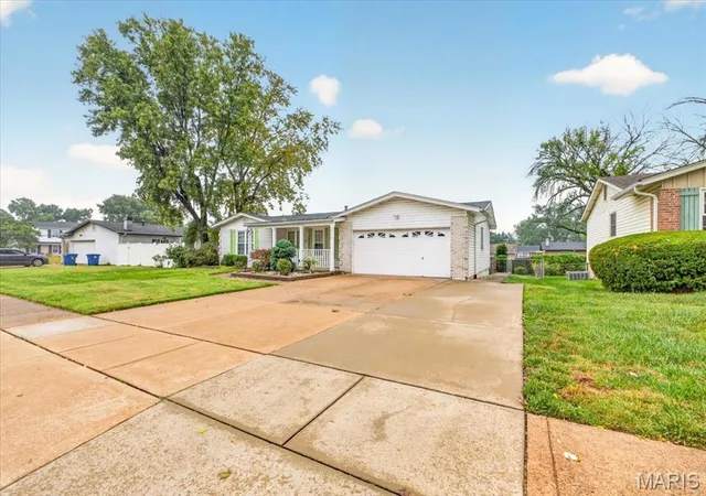 Photo 3 of Single family home for sale at 2130 Bienville Dr, Florissant, MO 63031 | MLS# MIS26066241 | Listing updated on 2026-10-26