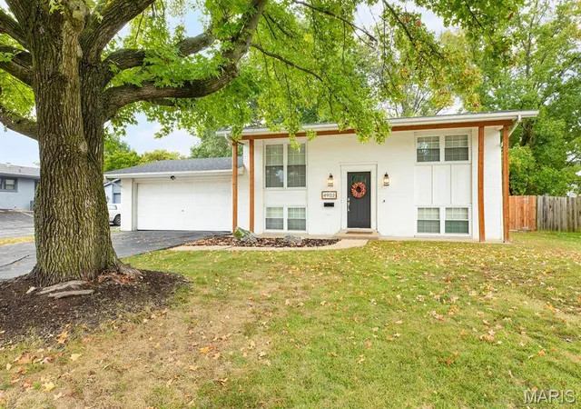 Photo 1 of Single family home for sale at 4903 Cinderella Dr, Alton, IL 62002 | MLS# MIS26066242 | Listing updated on 2026-10-15