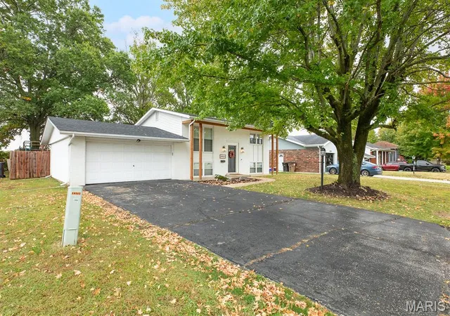 Photo 2 of Single family home for sale at 4903 Cinderella Dr, Alton, IL 62002 | MLS# MIS26066242 | Listing updated on 2026-10-15