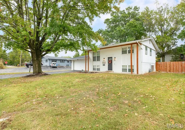 Photo 3 of Single family home for sale at 4903 Cinderella Dr, Alton, IL 62002 | MLS# MIS26066242 | Listing updated on 2026-10-15