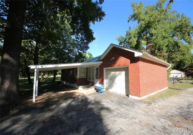 Photo 2 of Single family home for sale at 90 Green Acres Rd, Saint Louis, MO 63137 | MLS# MIS26066244 | Listing updated on 2026-10-20