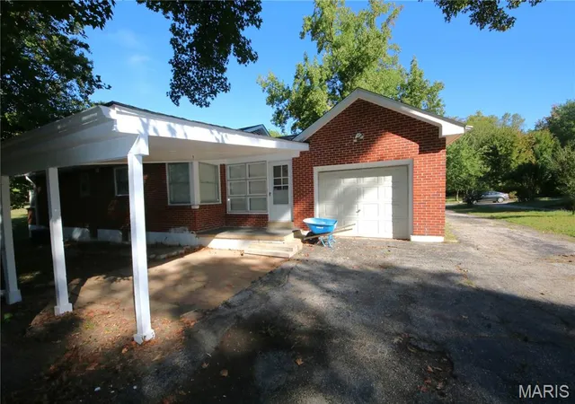 Photo 3 of Single family home for sale at 90 Green Acres Rd, Saint Louis, MO 63137 | MLS# MIS26066244 | Listing updated on 2026-10-20
