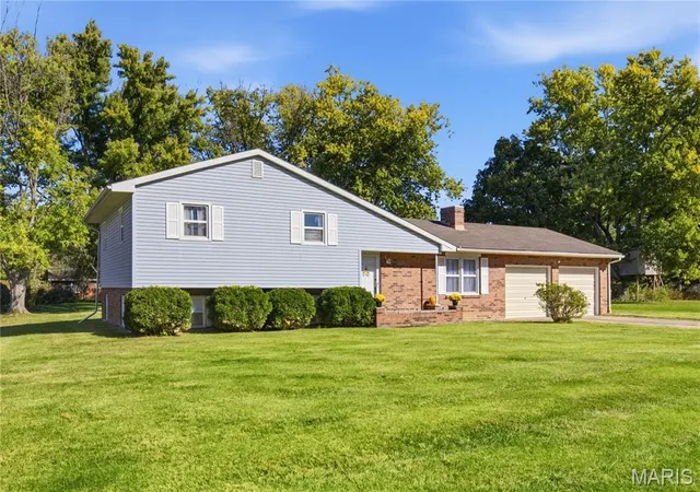 Photo 2 of Sale Pending at 103 Rolling Meadows Dr, Godfrey, IL 62035 | MLS# MIS26066247 | Listing updated on 2026-10-22