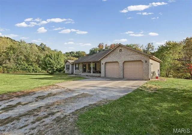 Photo 3 of Single family home for sale at 1416 Hidden Acres Ln, Highland, IL 62249 | MLS# MIS26066252 | Listing updated on 2026-10-14