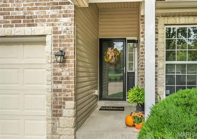 Photo 2 of Sale Pending at 144 Baxter Cmns Dr, Manchester, MO 63011 | MLS# MIS26066292 | Listing updated on 2026-10-19