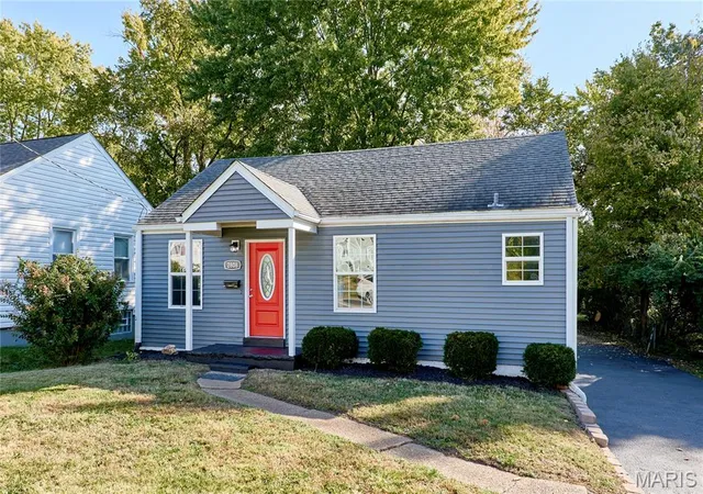Photo 2 of Single family home for sale at 2808 Annapolis Ave, Saint Louis, MO 63114 | MLS# MIS26066301 | Listing updated on 2026-10-27