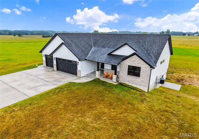 Photo 3 of Single family home for sale at 103 Cheatham Farm Ln, Troy, MO 63379 | MLS# MIS26066347 | Listing updated on 2026-10-19