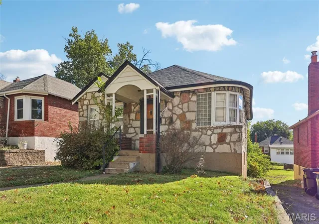 Photo 1 of Sale Pending at 2912 Maywood Ave, Saint Louis, MO 63121 | MLS# MIS26066362 | Listing updated on 2026-10-24