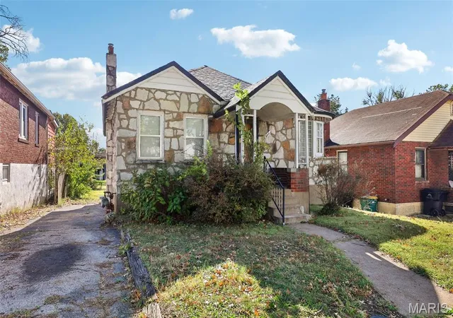 Photo 2 of Sale Pending at 2912 Maywood Ave, Saint Louis, MO 63121 | MLS# MIS26066362 | Listing updated on 2026-10-24