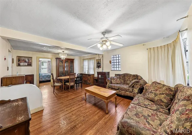 Photo 3 of Sale Pending at 2912 Maywood Ave, Saint Louis, MO 63121 | MLS# MIS26066362 | Listing updated on 2026-10-24