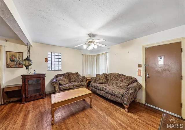 Photo 4 of Sale Pending at 2912 Maywood Ave, Saint Louis, MO 63121 | MLS# MIS26066362 | Listing updated on 2026-10-24