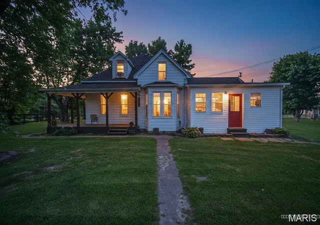 Single family home for sale at 1924 High St, Chester, IL 62233 | MLS# MIS26066376