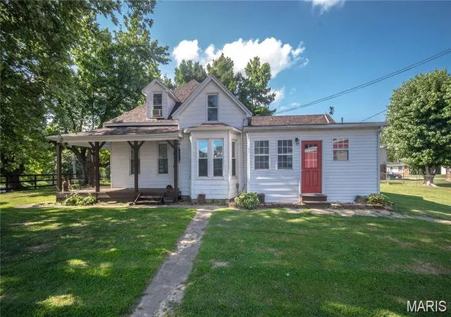 Photo 3 of Single family home for sale at 1924 High St, Chester, IL 62233 | MLS# MIS26066376 | Listing updated on 2026-10-15