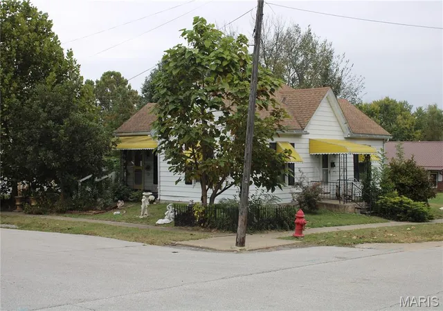 Photo 1 of Single family home for sale at 202 E Caldwell St, Paris, MO 65275 | MLS# MIS26066382 | Listing updated on 2026-10-20