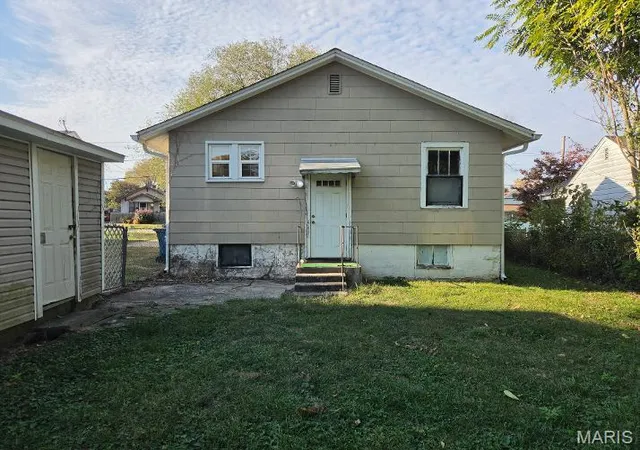 Photo 2 of Single family home for sale at 3509 Oscar Ave, Alton, IL 62002 | MLS# MIS26066388 | Listing updated on 2026-10-26