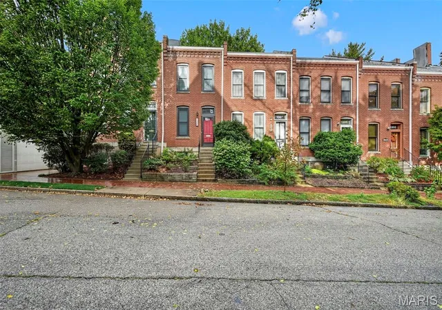 Photo 1 of Townhouse for sale at 1309 Mackay Pl, Saint Louis, MO 63104 | MLS# MIS26066409 | Listing updated on 2026-10-16