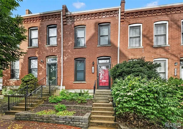 Photo 2 of Townhouse for sale at 1309 Mackay Pl, Saint Louis, MO 63104 | MLS# MIS26066409 | Listing updated on 2026-10-16